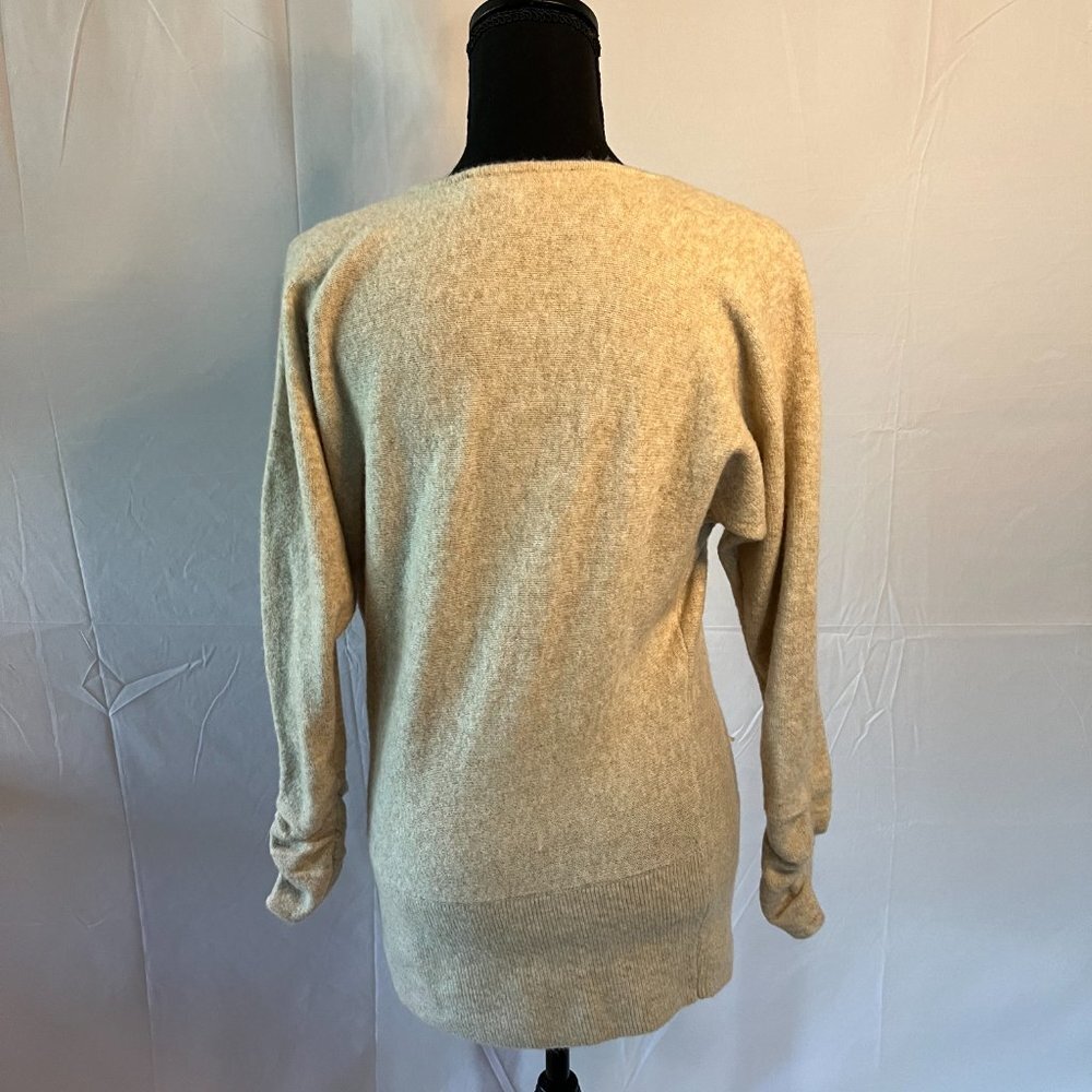 WHBM Womens Cream/Gold cinch sleeve Super Soft V Neck Sweater Size Medium - 0090 - Picture 3 of 4